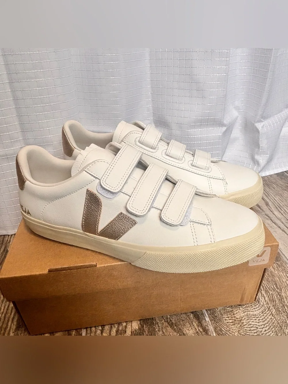 Veja Recife Logo Sneaker Shoe White Platine Gold Simple Casual Womens 11 Mens 9